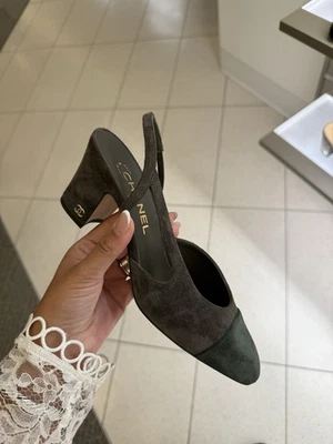 Zapatos de salón Chanel de gamuza gris/verde Foto 1 de 3