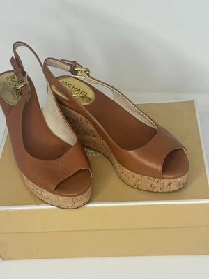 Zapatos de salón de cuña Michael Kors de cuero marrón con honda trasera punta abierta 5,5  Foto 1 de 4