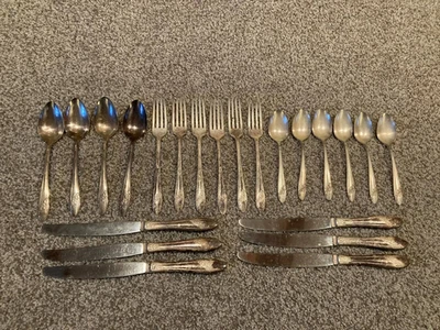 Посеребренные столовые приборы Oneida Community Tudor 22 шт. — ложки, ножи, вилки - Изображение 1 из 2
