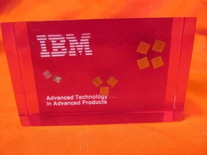2 1/2" x 4" IBM SAMOS RAM COMPUTER CHIPS LUCITE BRIEFBESCHWERER - Bild 1 von 2