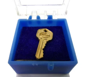 Vtg KWIKSET Key Clutch Back Hat Vest Pin Gold Toned w/ Original Clamshell Case - Picture 1 of 9