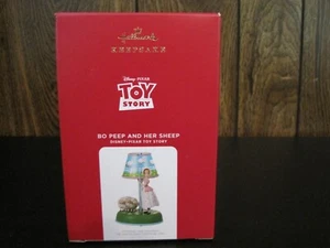 2021 HALLMARK RICORDO ORNAMENTO BO PEEP & HER SHEEP LUCE MAGICA DISNEY-PIXAR-NUOVO - Foto 1 di 12