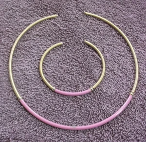 Gargantilla de cuello vintage dorado y rosa esmaltado y brazalete a juego - Imagen 1 de 1