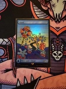 Island #1940 Rainbow Foil quasi nuovo - MTG Tana Segreta x SpongeBob SquarePants - Foto 1 di 1