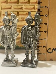 Lot de 2 jouets romains en métal non peint soldats portant quelque chose 54 mm