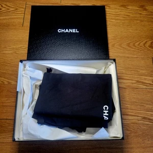 Chanel leere Stiefelbox Box mit Taschentuch, Pflegekarte, Staubbeutel 15 x 11,5 Box schwarz - Bild 1 von 24