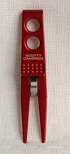 Herramienta de pelota de golf Scotty Cameron para uso en giras clip de rodillo rojo pivote divot - Imagen 1 de 8