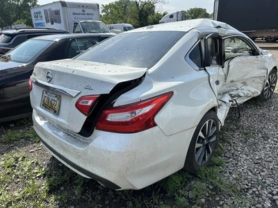 Cuarto de cristal izquierdo usado se adapta a: Nissan Altima SDN 2017 grado A izquierdo Foto 1 de 4
