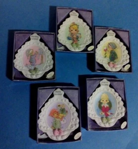 Lote Precious Moments/5 Platos de porcelana bisque terciopelo Sweet Tree Tidings 1995 - Imagen 1 de 12