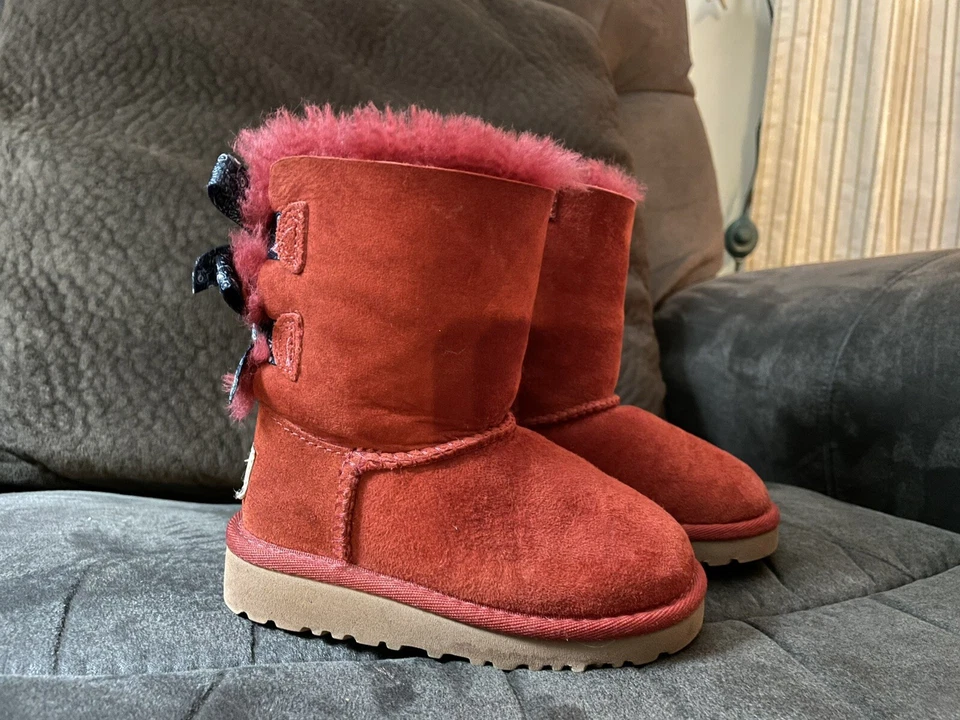 Arco Bailey Uggs para niñas pequeñas talla 7 rojo vino usado en excelente estado Foto 1 de 4