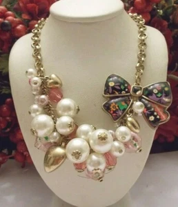 ADORABLE BETSEY JOHNSON BETSEYVILLE BOW AND CRYSTAL PEARL FRONTAL NECKLACE - Picture 1 of 8