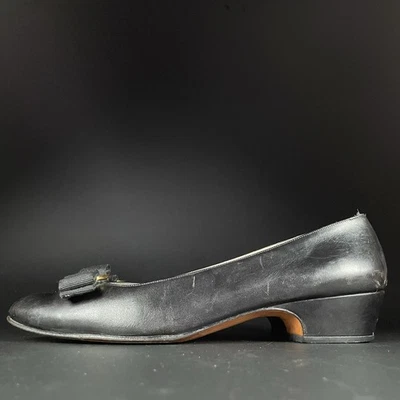 Zapatos de salón Salvatore Ferragamo para mujer 8,5 de cuero negro sin cordones de tacón bajo con moño usados en excelente estado Foto 1 de 4