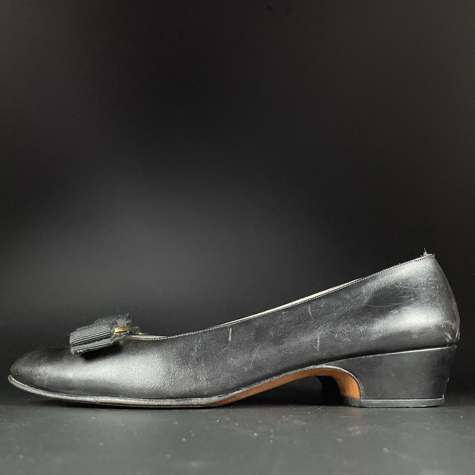 Zapatos de salón Salvatore Ferragamo para mujer 8,5 de cuero negro sin cordones de tacón bajo con moño usados en excelente estado Foto 1 de 4