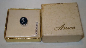 Cravatta vintage Anson USA tono argento monogramma iniziale D spilla NUOVA CON SCATOLA NOS - Foto 1 di 3
