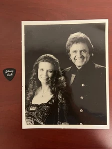 Vintage Johnny Cash schwarzes Gitarren-Plektrum 1980er + Johnny Cash & June Carter Foto - Bild 1 von 5