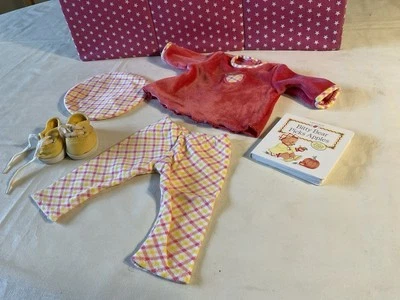 American Girl Bitty Baby 2006 traje de selección de manzana, zapatos, sombrero, libro, sin manzana Foto 1 de 4
