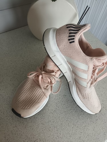 Scarpe da ginnastica Adidas Swift rosa e bianche taglia 7