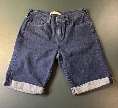 Pantalones cortos de jean Levi’s para mujer talla 8 lavado oscuro entrepierna de 9 pulgadas Foto 1 de 4