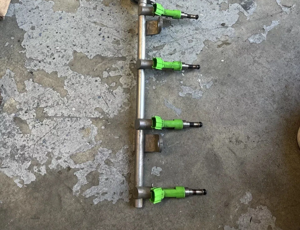 Riel de inyección de combustible Toyota 2009-2018 2,5 L 2,7 L 4 cilindros con 3 inyectores genuino OEM Foto 1 de 4