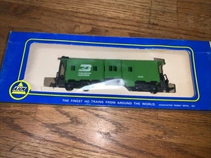 HO Scale AHM/Rivarossi Burlington Northern Bay Window Caboose #10500 NOS - Picture 1 of 3