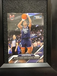 2024-25 Bowman U Now NCAA March Madness #7 Sarah Strong ottime condizioni - Foto 1 di 2