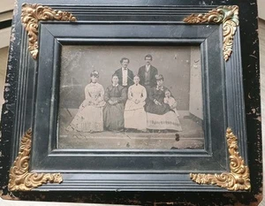 Retrato formal de familia tipo hojalata siglo XIX con marco detalles de latón - Imagen 1 de 22