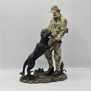 Hirsch Jäger Statue Mann mit Labrador Retriever 8" Höhe x 5,5" Breite x 2,5" L Harz  - Bild 1 von 22