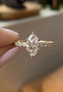 Anillo de compromiso con punta de moissanita marquesa VVS1 2 quilates enchapado en oro amarillo de 14 quilates - Imagen 1 de 10