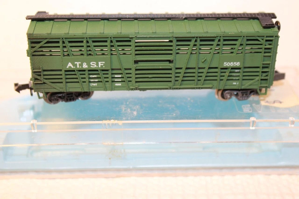 ATLAS N SCALE SANTA FE CATTLE CAR (2253) - Image 1 of 1