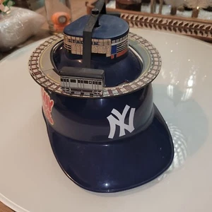NOVEDAD SOMBRERO CASCO DE BATEO YANKEE MET. falta top manzana y tren no se mueve - Imagen 1 de 14
