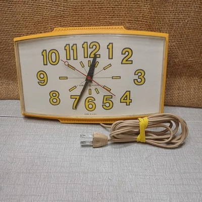 Vintage 1960's Mid Century Modernist Sunny Yellow WallClock GeneralElectric Runs - Image 1 of 4