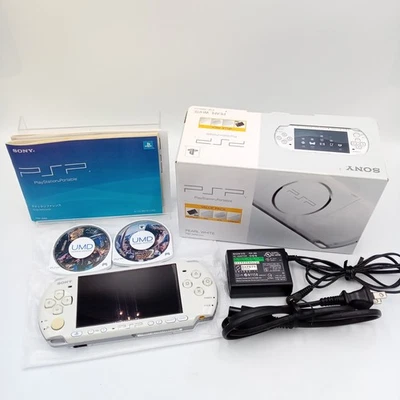 Sony PSP -3000 Blanco En Caja Con Cargador, Batería y 2 Juegos Región Libre Japonés Foto 1 de 4