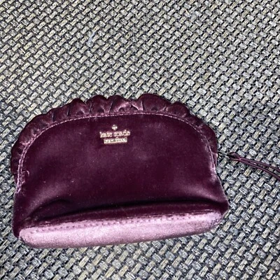 Bolsa cosmética Kate Spade veludo babado higiene pessoal bolsa com zíper pequena roxa - Imagem 1 de 4
