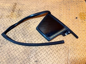15-23 DODGE CHARGER REAR RIGHT PASSENGER SIDE DOOR WINDOW VENT GLASS PANEL OEM - Picture 1 of 3