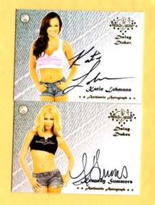 2 tarjetas autógrafas Kennedy Summers & Katie Lohmann 2015 Daizy Dukes Benchwarmer - Imagen 1 de 2
