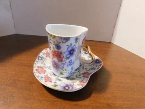 Jarra y platillo crema cerámica en forma de corazón violeta Lily Creek con logotipo verde - Imagen 1 de 9