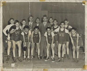 Original 1940's New York 69th Regiment Armory Basketball Team 8x10 Type 1 Photo - Picture 1 of 2