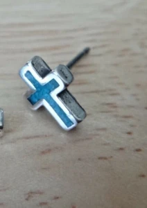 SINGOLO orecchino a perno croce intarsiato pietra blu MINUSCOLO 9x7 mm argento sterling - Foto 1 di 1