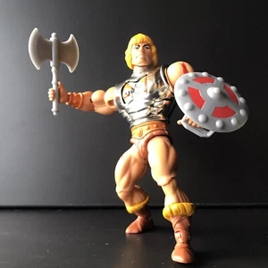 MOTU Origins Vac-Metal Armadura de Batalla He-Man con Hacha y Escudo Guerreros del Campo de Batalla - Imagen 1 de 11