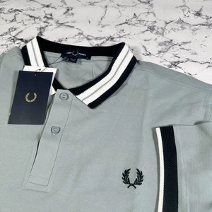 Camisa Polo FRED PERRY Para Hombres Plateada Azul Cuello Texturizado TALLA XL M4579 959 NUEVA CON ETIQUETAS - Imagen 1 de 9