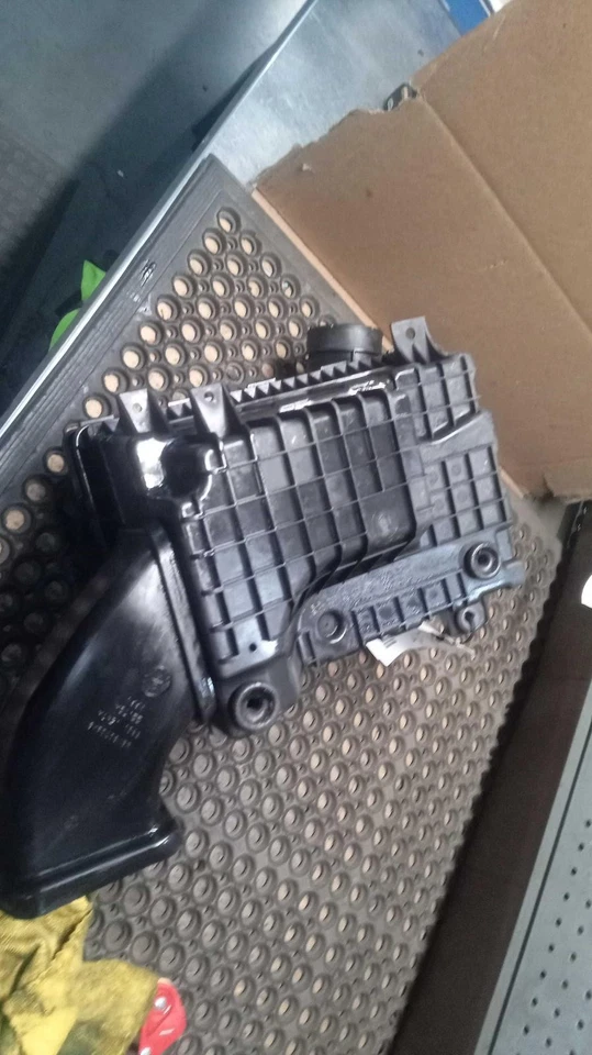 2015 RAM DODGE 1500 PICKUP Air Cleaner Assembly OEM 68232657AC 68232658AA Foto 1 de 4