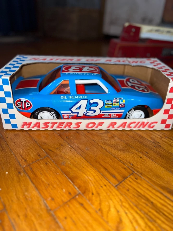 Coche de plástico STP RICHARD PETTY Masters of Racing Grand Prix #43 de la década de 1980 1/18 sin usar, en caja Foto 1 de 4