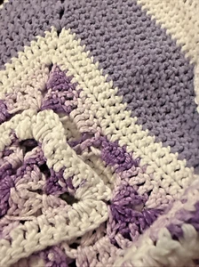 Coperta fatta a mano all’uncinetto afgano 61” x 52” viola e bianca - Foto 1 di 11
