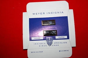ORIGINAL SEGUNDA GUERRA MUNDIAL - COREA EE. UU. 1ER CUELLO DE METAL INSIGNIA RANGO EN TARJETA - Imagen 1 de 2