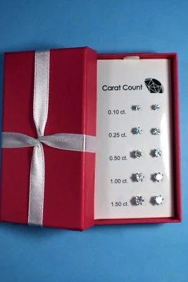 Juego de 5 pares de pendientes con tachuelas graduadas de AVON caja de regalo nuevo Foto 1 de 3