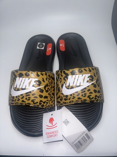 NIKE Nuovo scivolo donna Victori One taglia 6 bianco nero chutney SKU CN9676 700