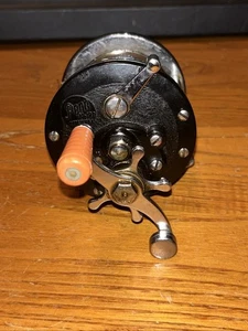 EXCELLENT- Penn 180 Baymaster Conventional Reel - BAY SCENE ON SIDE PLATE - Picture 1 of 8