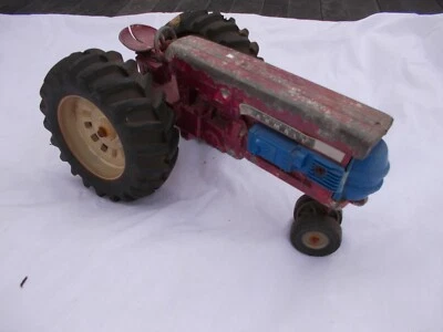 Farmall 560 Flying rod Pullin 1/16 scale toy tractor ORIGINAL Maroon HARD TOFIND - Image 1 of 4