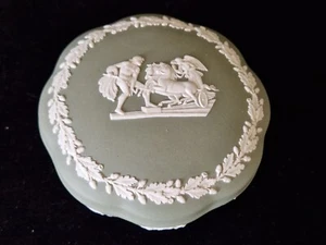 Wedgwood Jasperware (Sage Green) Scalloped Trinket Box "Ulysses" - Picture 1 of 6