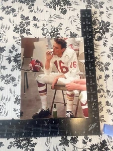 Cigarrillo y foto fresca del mariscal de campo de los Kansas City Chiefs, Len Dawson, fumando cigarrillos y foto 8x10 - Imagen 1 de 2